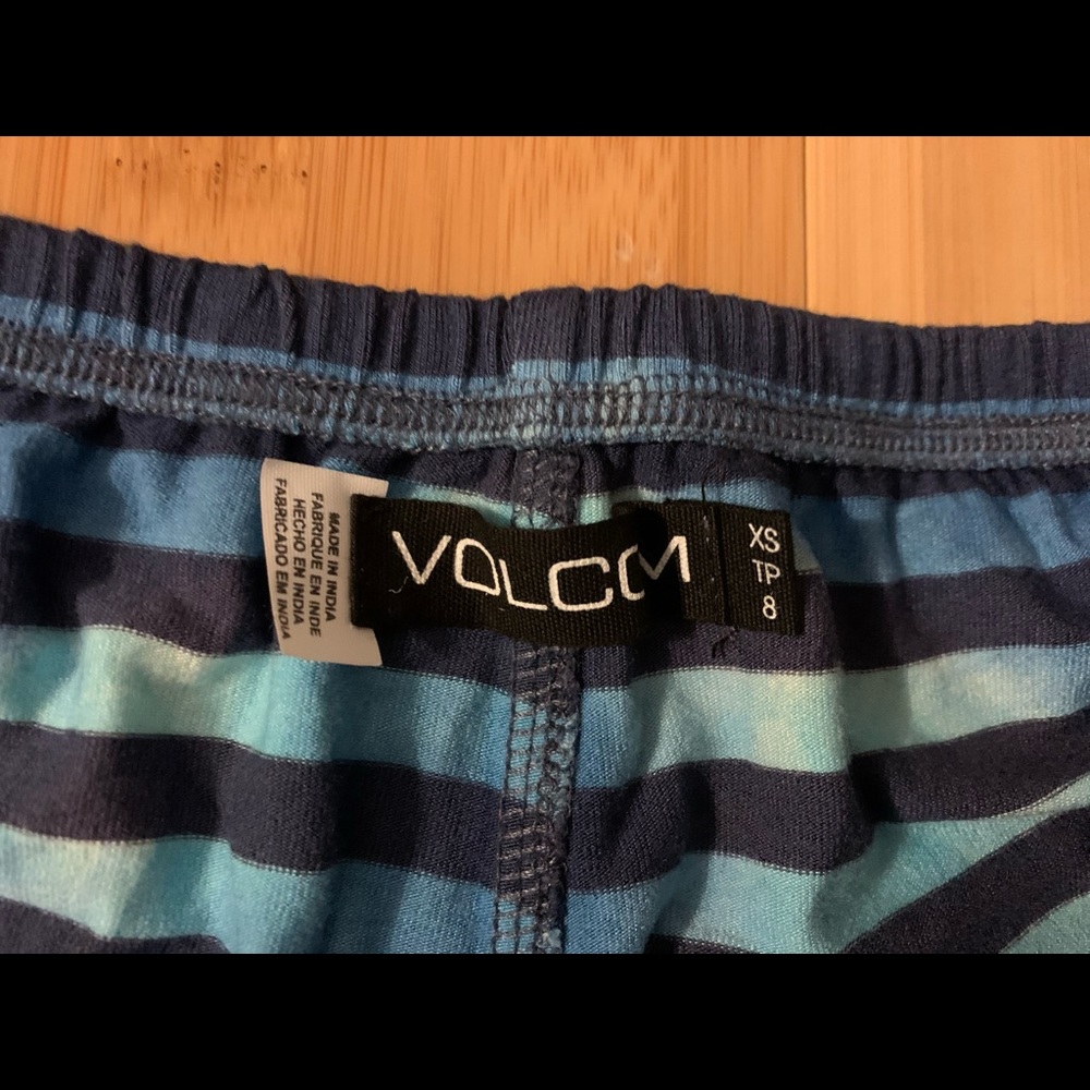Volcom shorts - Picture 3 of 3